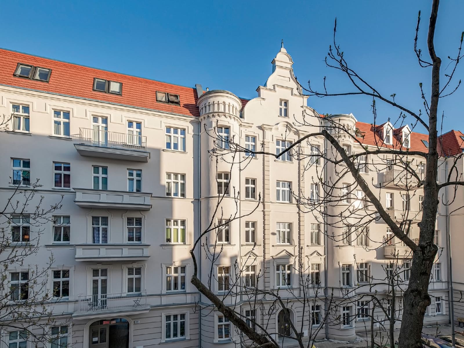 Zabytkowa kamienica — fasada