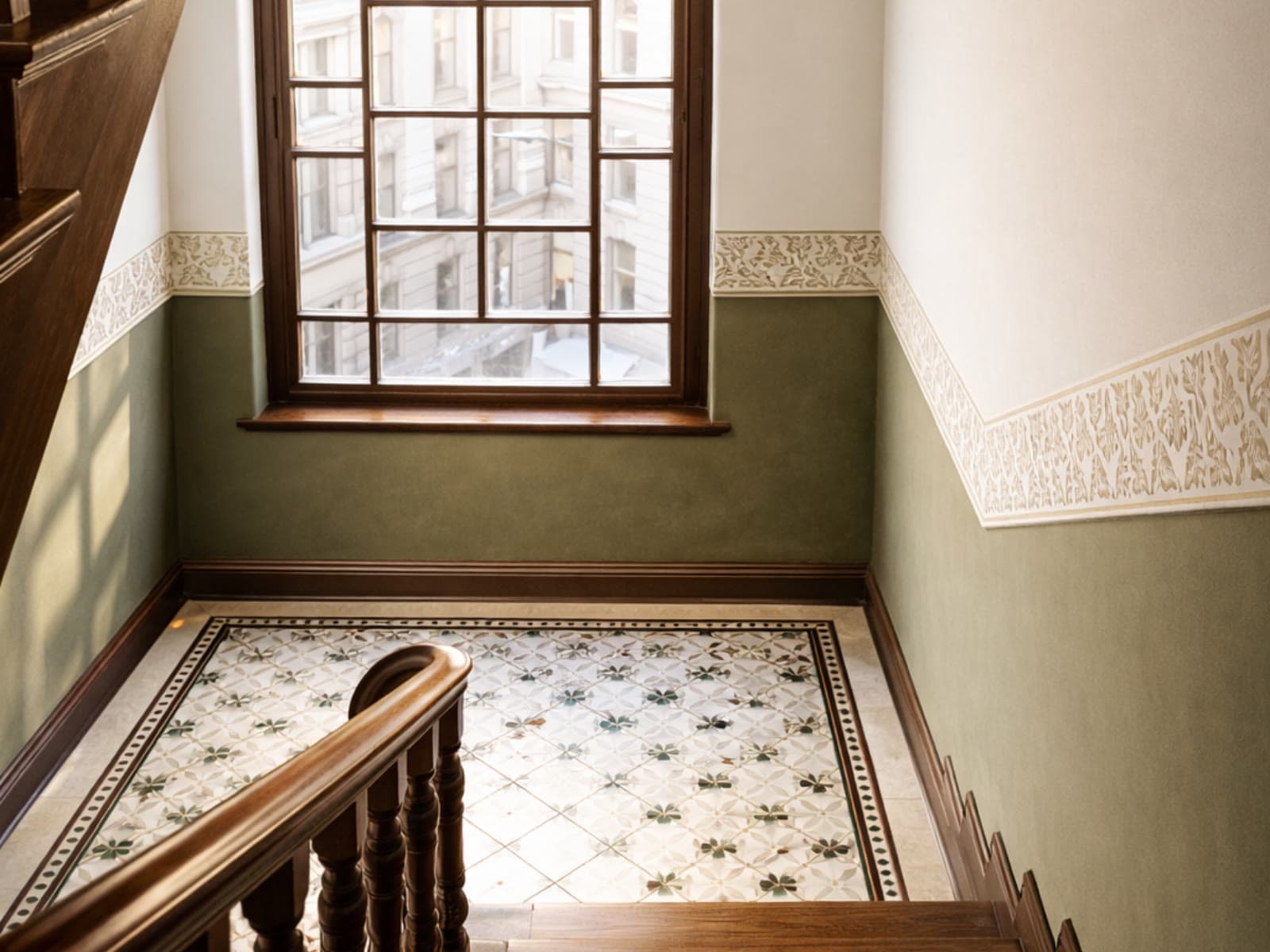 Kamienica — wnętrze klatki schodowej